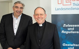 Foto (TLM) v. l.: Jochen Fasco und Bischof Dr. Ulrich Neymeyr © TLM